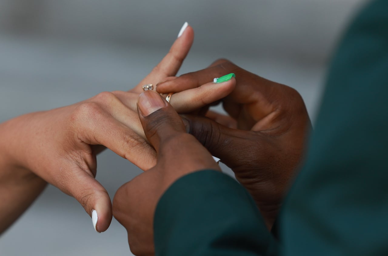 El requisito central para acceder a la división de bienes en una unión libre en Colombia es haber convivido de forma continua y permanente durante al menos dos años.