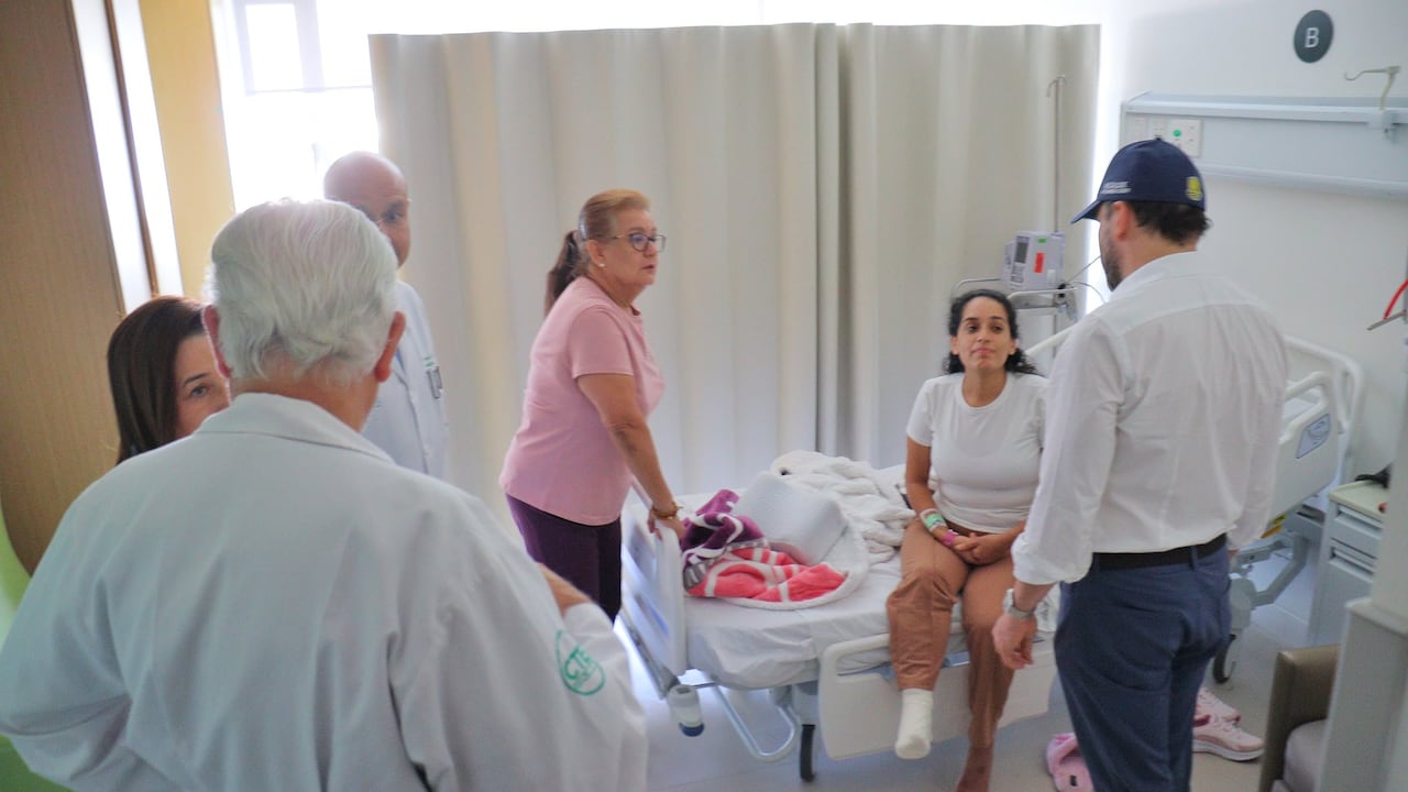 Diana Troncoso recibiendo la visita del alcalde Alejandro Eder desde la Fundación Valle del Lili.