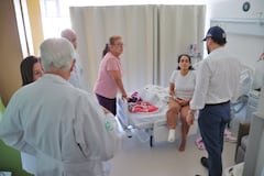 Diana Troncoso recibiendo la visita del alcalde Alejandro Eder desde la Fundación Valle del Lili.