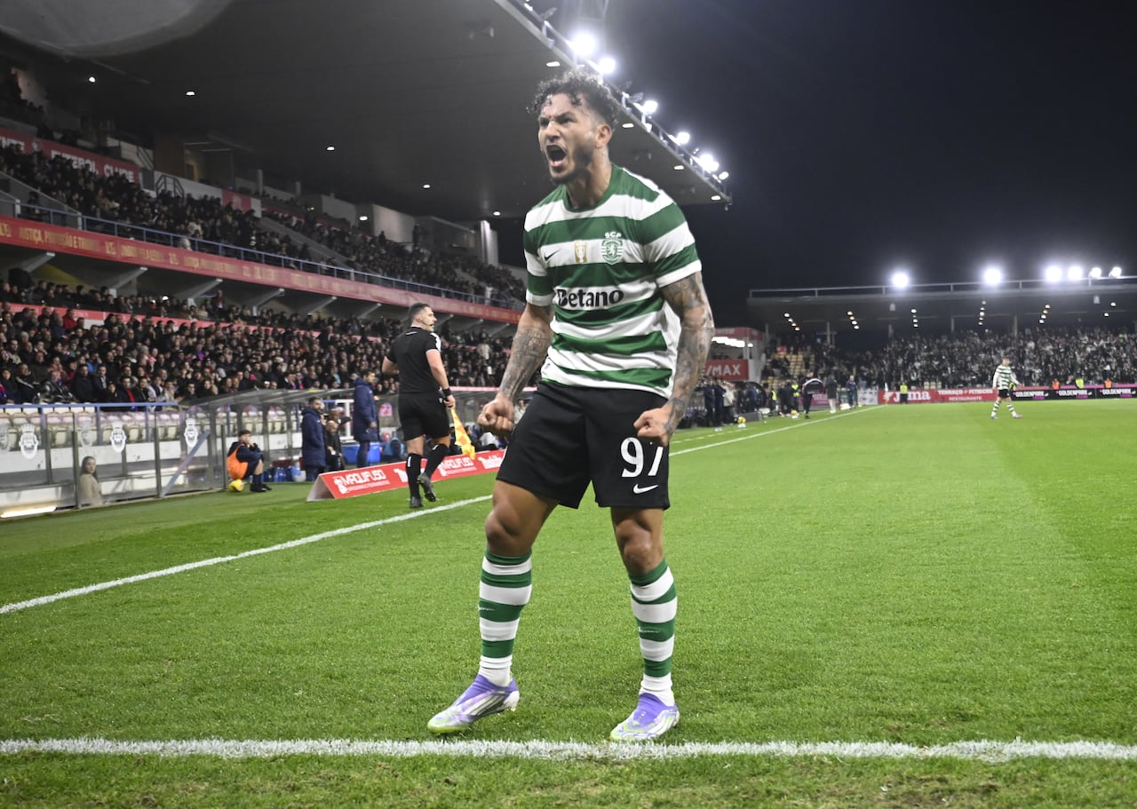 El delantero colombiano #97 del Sporting de Lisboa, Luis Suárez, celebra marcar el primer gol de su equipo durante el partido de fútbol de la Liga Portuguesa entre el Gil Vicente FC y el Sporting CP en el estadio Cidade de Barcelos de Barcelos el 2 de enero de 2026. (Foto de Miguel RIOPA / AFP)