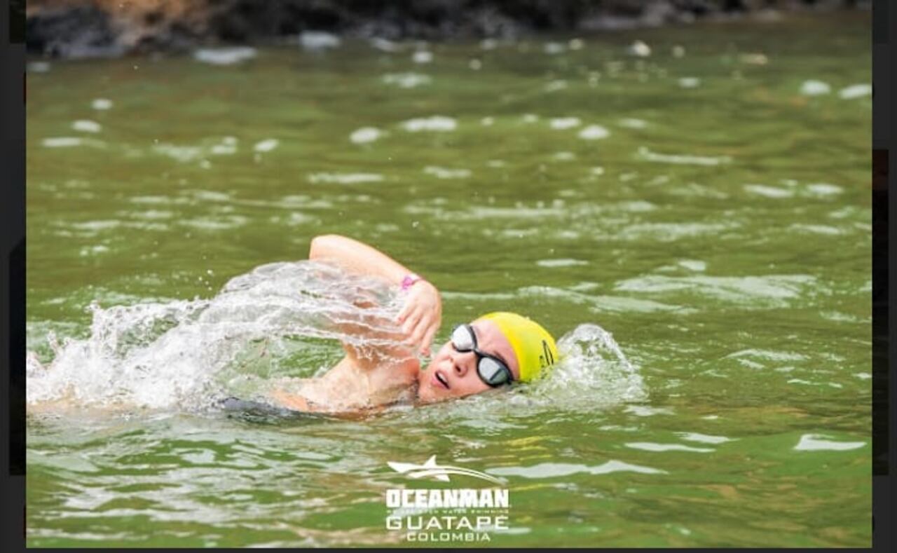 Ainara compitiendo en el Oceanman en Guatapé, Medellín.