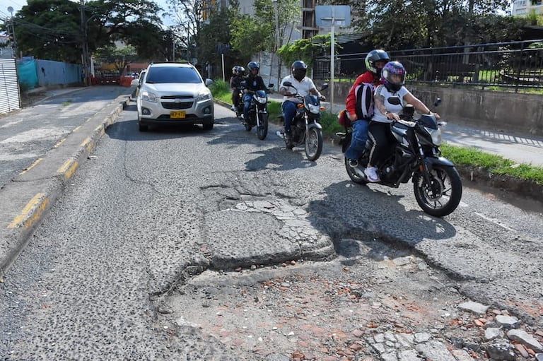 El País Denuncia Vías en mal estado, Barrio San Fernando Calle 4 entre Cras 37A y 36.