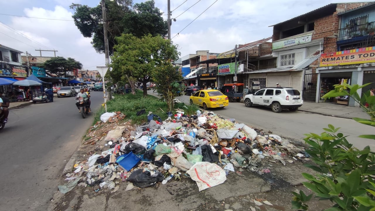 Acumulación recurrente de residuos. Habitantes y comerciantes de La Casona denuncian que, tras las jornadas de limpieza, el sector vuelve a llenarse de desechos en pocas horas.