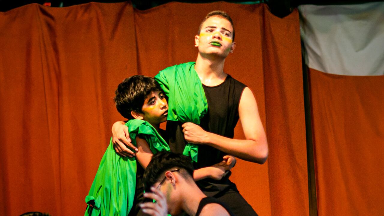 Las personas vinculadas al teatro Arriba el Telón ensayan durante todo el año, los diías jueves y viernes en el polideportivo Tory Castro del barrio Terrón Colorado. La duración de las obras teatrales son de aproximadamente 25 minutos.