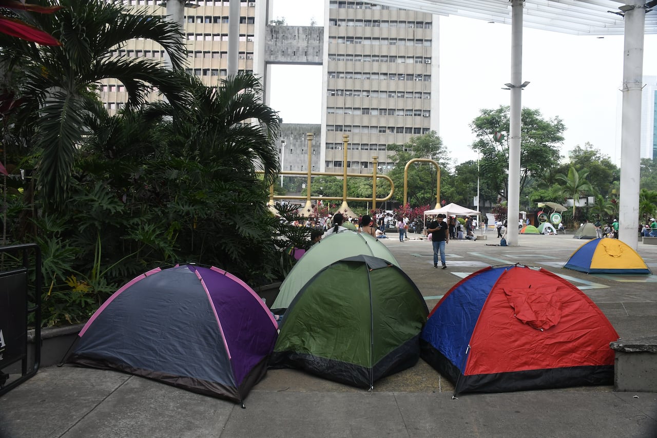 Cali: Protesta de la Minga Indígena Cali en la Plazoleta Jairo Varela. Exigiendo vivienda digna