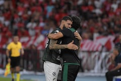 José Caldera celebra con el técnico encargado Sergio Herrera, tras marcar el gol de la victoria contra América de Cali.
