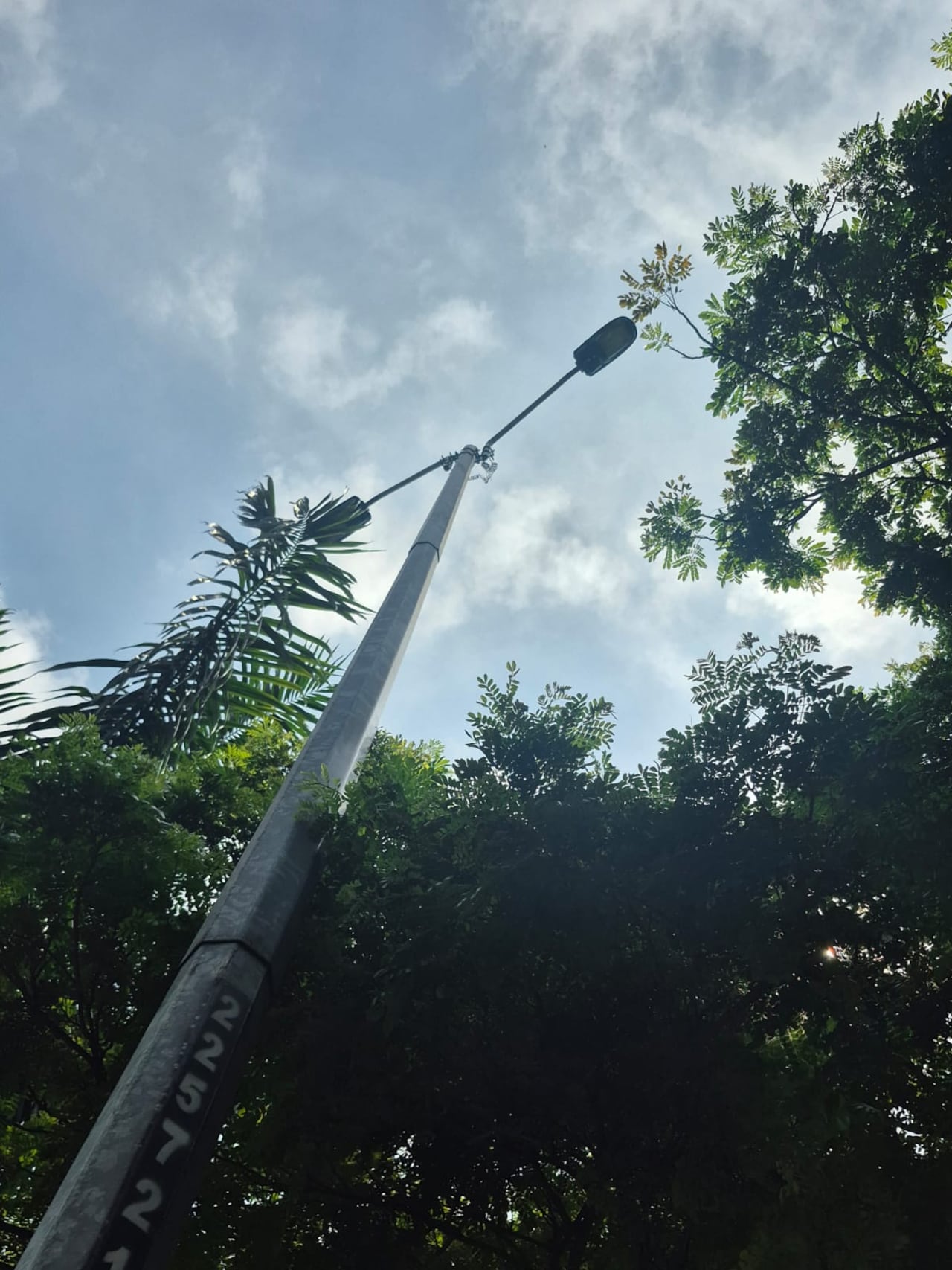 El corredor presentaba segmentos de hasta 70 metros con iluminación insuficiente antes de la reparación realizada por Emcali.