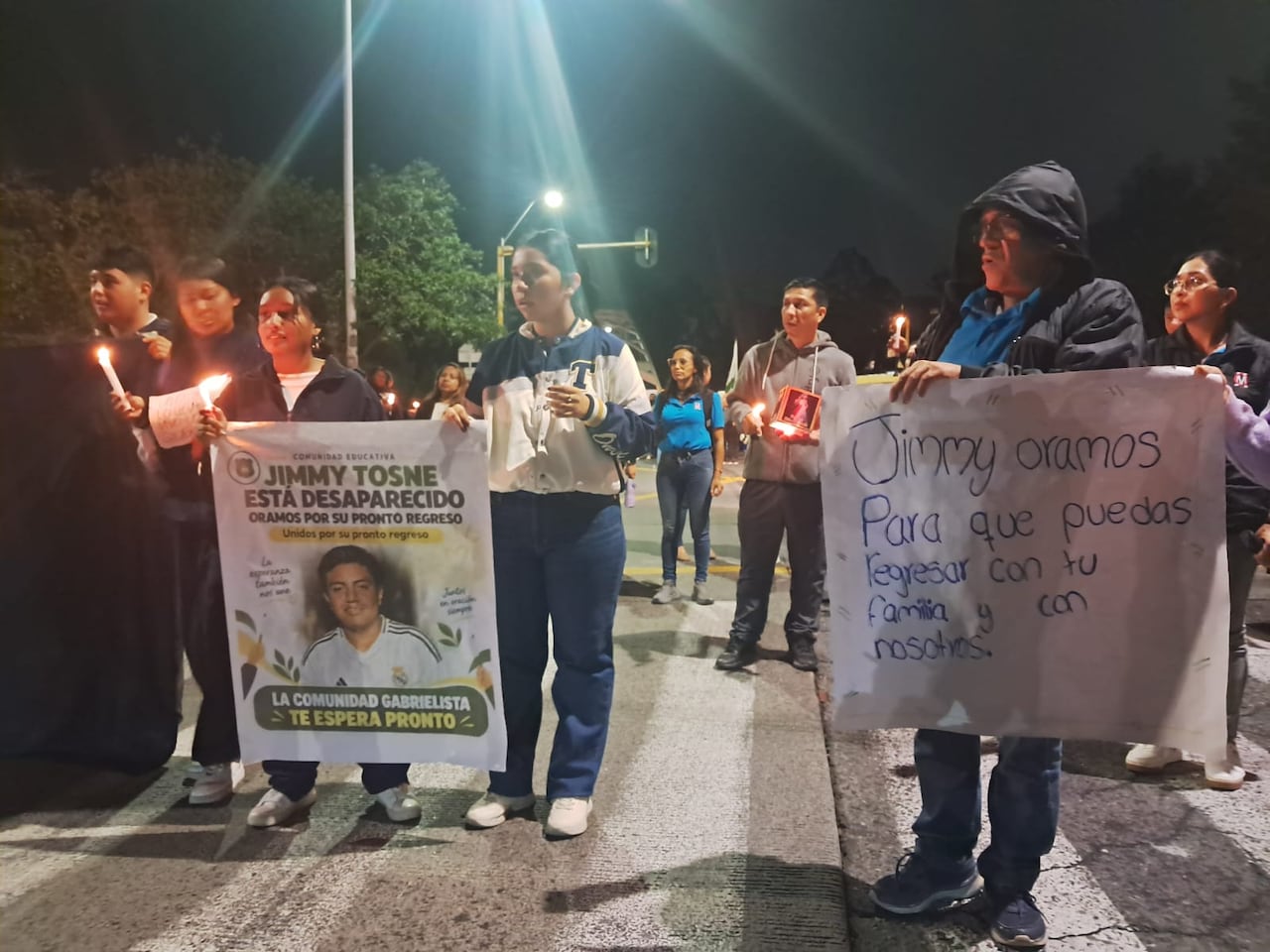Con velas encendidas, integrantes de la comunidad educativa de Popayán realizaron una velatón para pedir por la pronta aparición de Jimmy Tosne, estudiante de 15 años desaparecido.