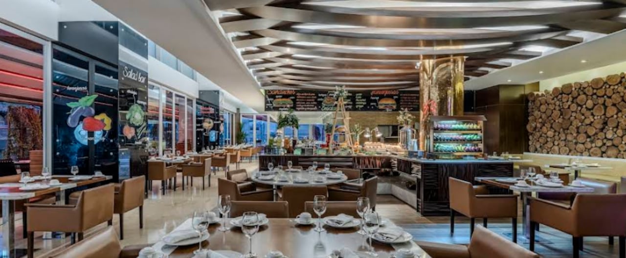 Lugares como The Market Cali ofrecen opciones con buffet, presentaciones musicales y actividades familiares.
