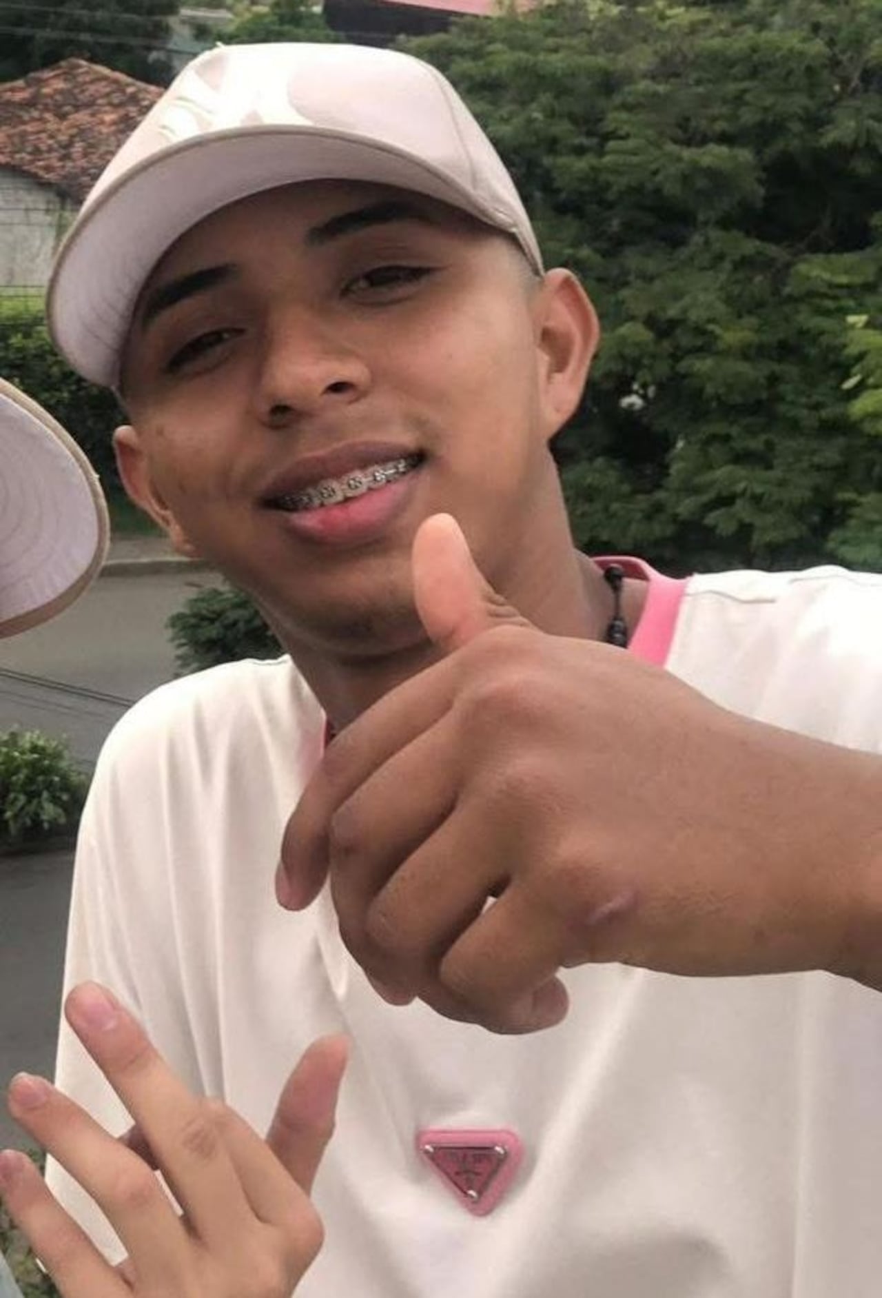 La víctima fatal del ataque registrado este lunes 6 de abril fue Maicol Steven Cabezas Hurtado, de 20 años de edad. El joven recibió múltiples impactos de bala y fue trasladado al hospital municipal tras el ataque.