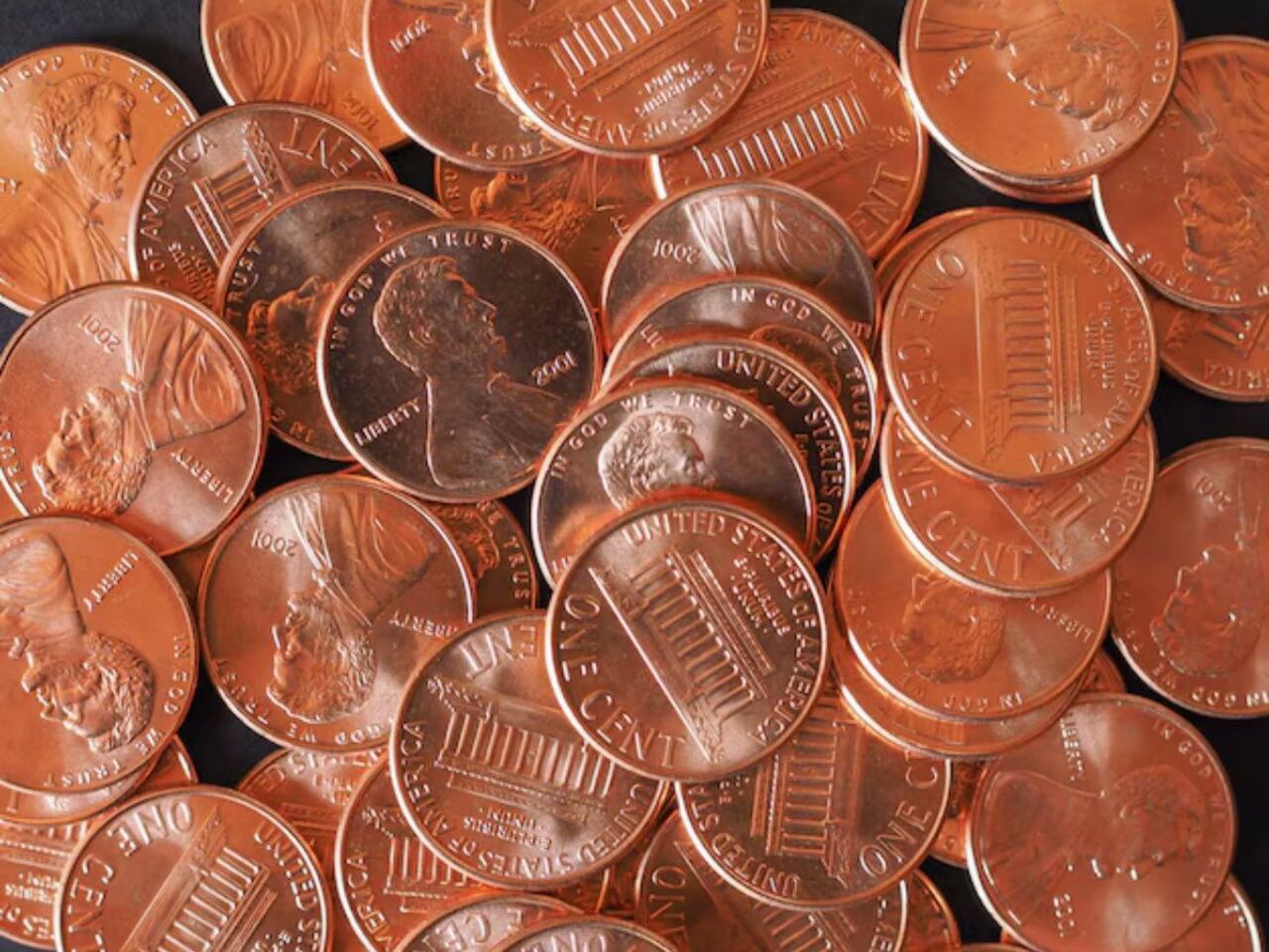 Dada la gran cantidad de falsificaciones e imitaciones que circulan, identificar un ejemplar auténtico es fundamental. Los expertos recomiendan observar el color cobrizo del bronce, que contrasta con el tono plateado del acero, y verificar el peso: los centavos de bronce están cerca de los 3,11 gramos, mientras que los acuñados en acero rondan los 2,7 gramos