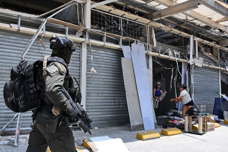 Visita ministro de defensa al lugar donde ocurrieron los atentados terroristas contra la base aérea.