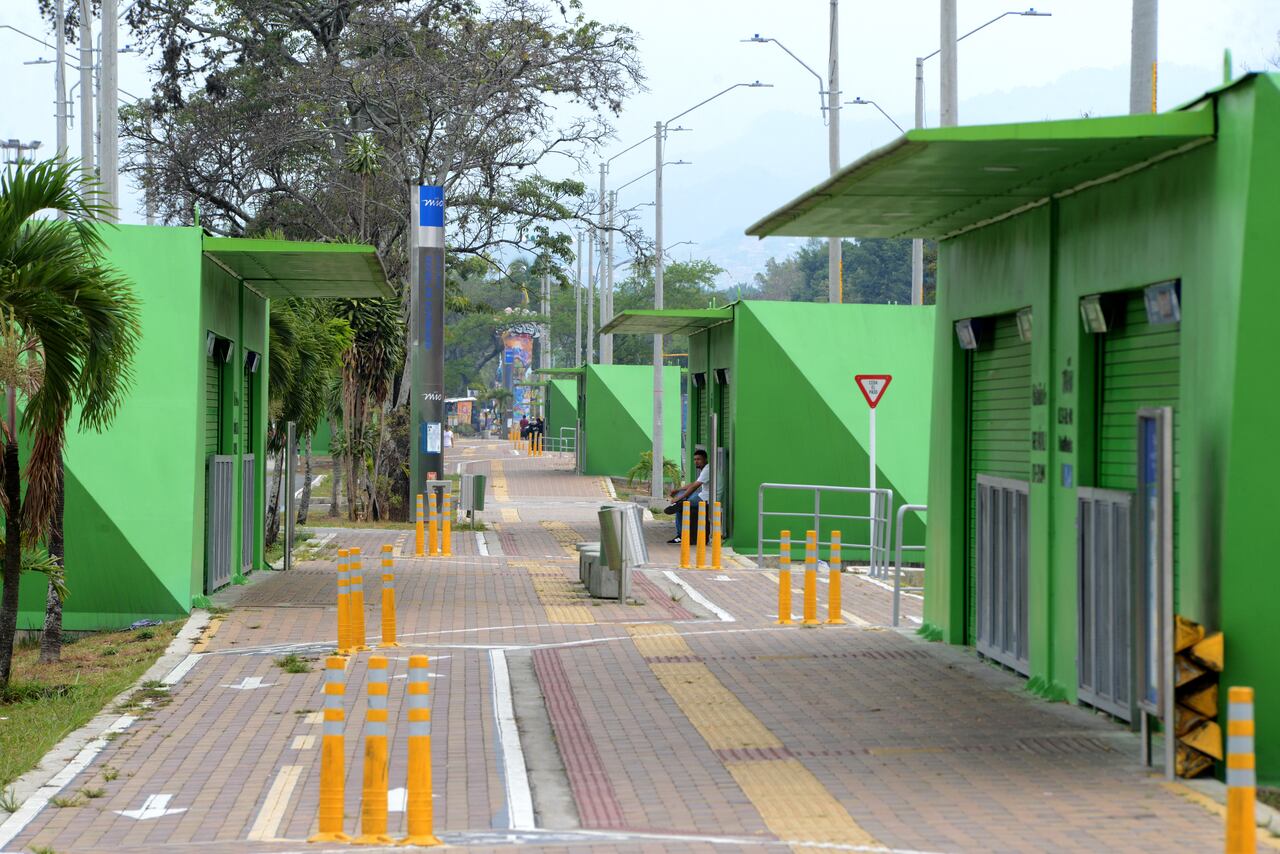 Cali Obras en la Troncal Oriental del Cali Obras en la Troncal Oriental del Masivo Integrado de Occidente (MIO) es la obra de infraestructura más grande del sistema de transporte de Cali, que se construye actualmente sobre la autopista Simón Bolívar. foto José L Guzmán. El País. agosto15-23