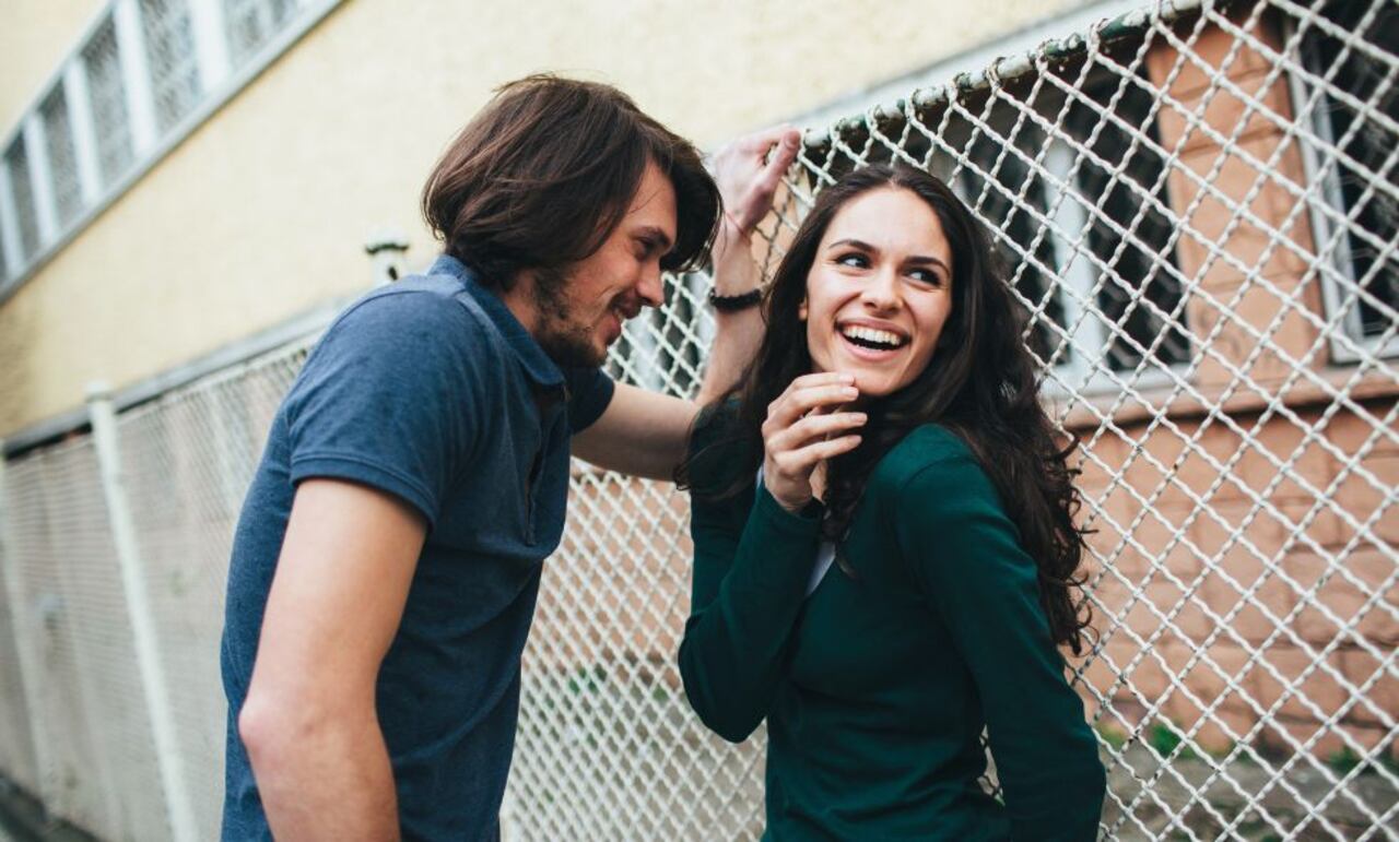 La confianza y la seguridad en sí misma son cualidades atractivas en cualquier persona, reflejando una actitud positiva y segura de sí misma.
