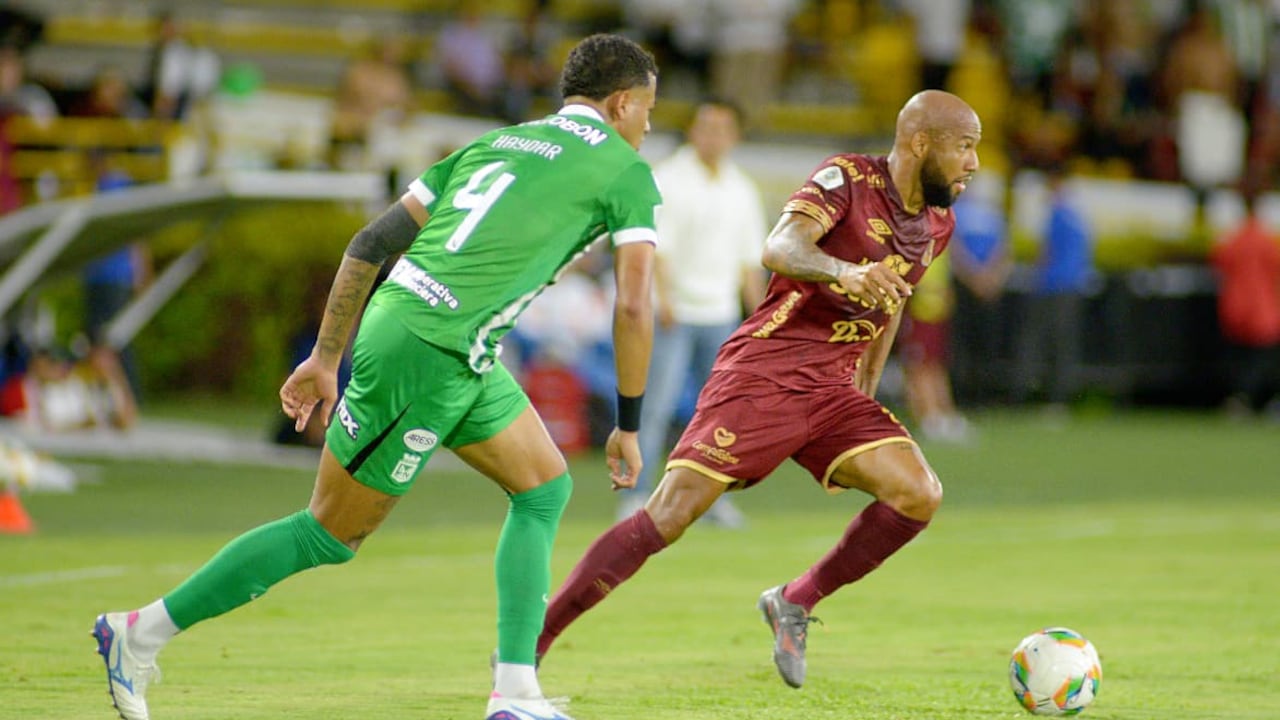 Imagen del partido de ida de las semifinales de la Liga Colombiana 2026 entre Deportes Tolima y Atlético Nacional.