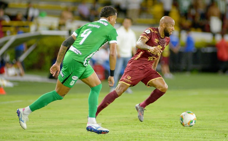 Imagen del partido de ida de las semifinales de la Liga Colombiana 2026 entre Deportes Tolima y Atlético Nacional.