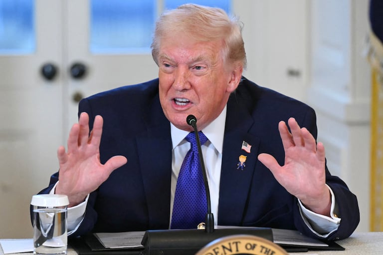El presidente de Estados Unidos, Donald Trump, habla durante una reunión con ejecutivos de compañías petroleras estadounidenses en la Sala Este de la Casa Blanca en Washington, D. C., el 9 de enero de 2026. Trump busca convencer a los ejecutivos petroleros para que apoyen sus planes en Venezuela, un país cuyos recursos energéticos, según afirma, espera controlar durante años. Las fuerzas estadounidenses capturaron al presidente venezolano, Nicolás Maduro, en una amplia operación militar el 3 de enero, y Trump no ocultó que el control del petróleo venezolano fue la base de sus acciones. (Foto de SAUL LOEB / AFP)