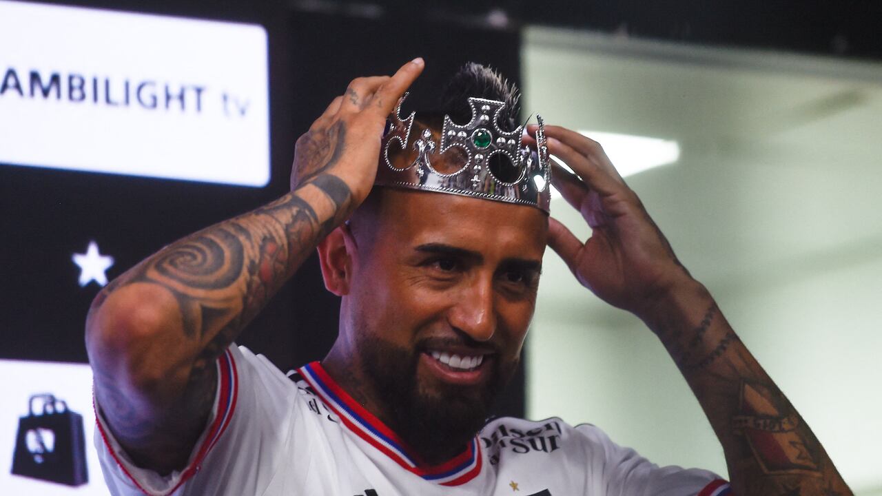 El futbolista chileno, Arturo Vidal, fue presentado ante la prensa como nuevo jugador de Colo Colo.
