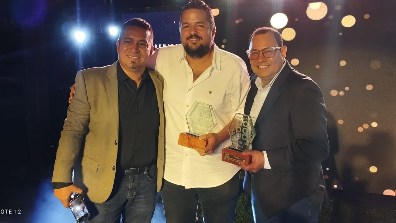Hugo Mario Cárdenas, Raúl Palacios y Santiago Cruz, periodistas de El País, ganan premio Alfonso Bonilla Aragón