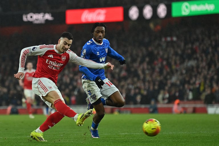 El centrocampista brasileño Gabriel Martinelli (izq.) del Arsenal remata pero no marca durante el partido de la Premier League inglesa entre el Arsenal y el Sunderland en el Emirates Stadium de Londres el 7 de febrero de 2026. (Foto de Glyn KIRK / AFP)