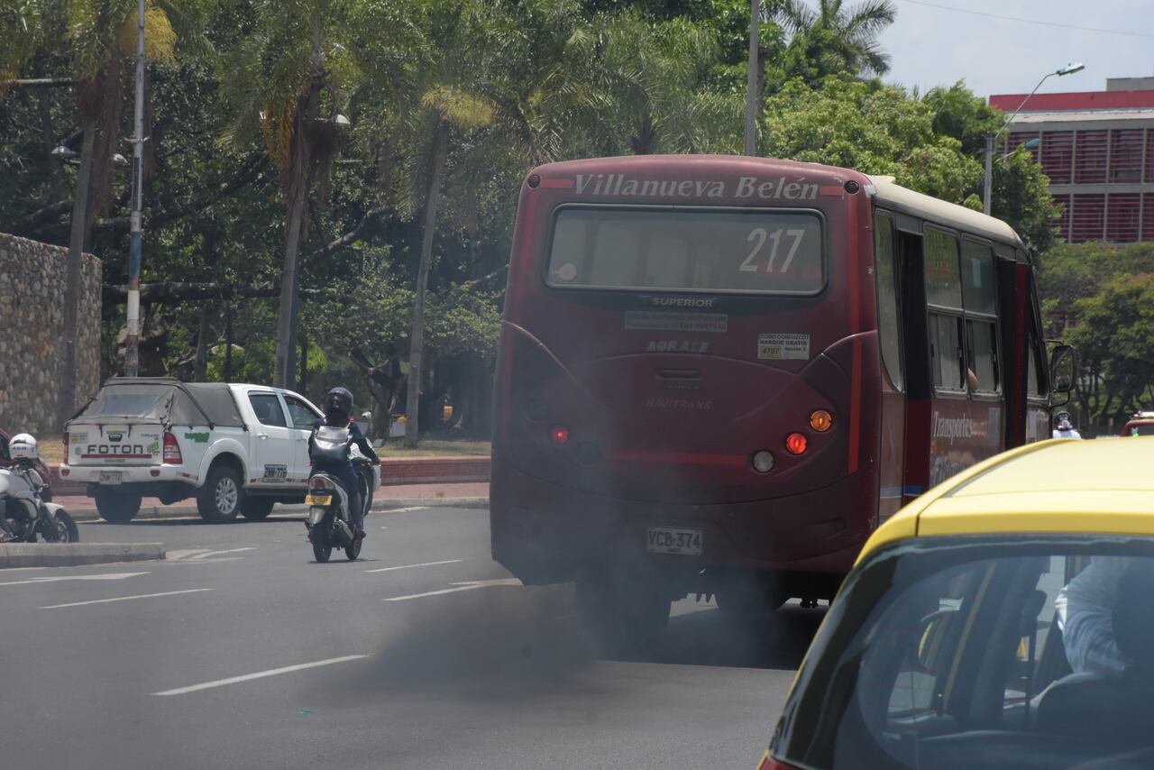Más de 200 autobuses viejos regresan a las calles de Cali con la autorización de la alcaldía para sumarse al servicio público debido a la crisis del MIO.