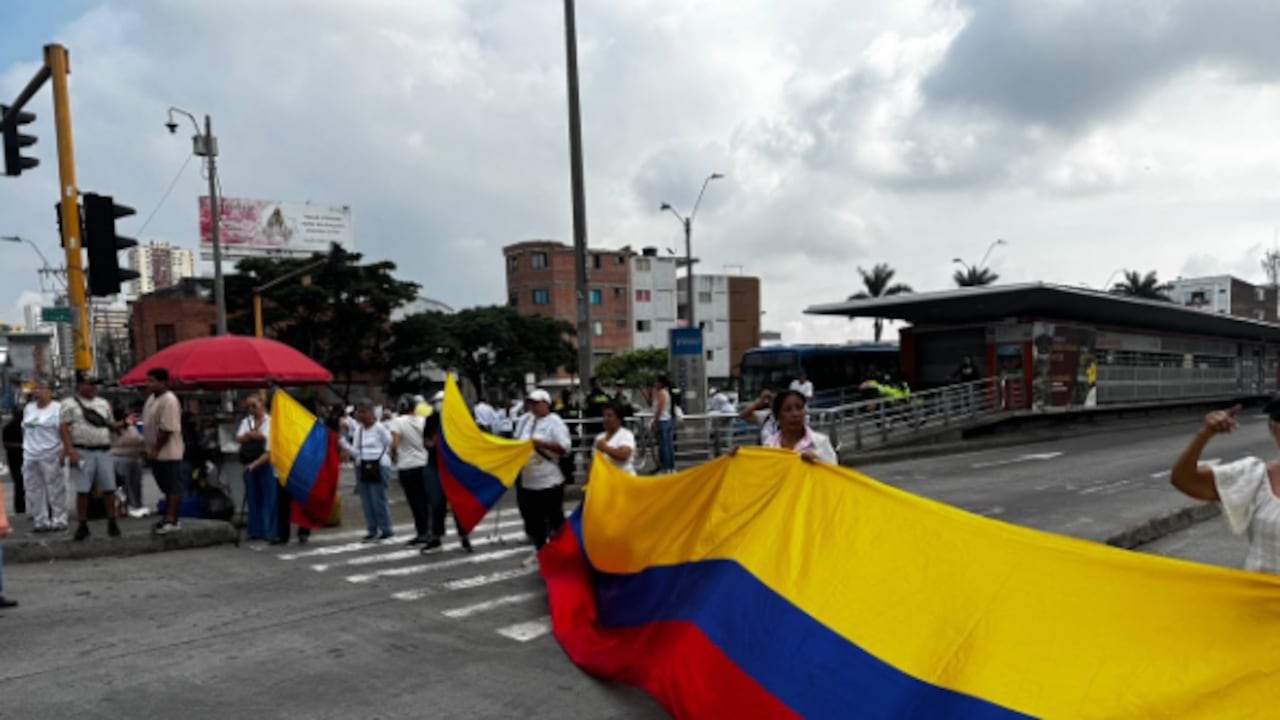 Habitantes del barrio San Bosco realizan un plantón este lunes.