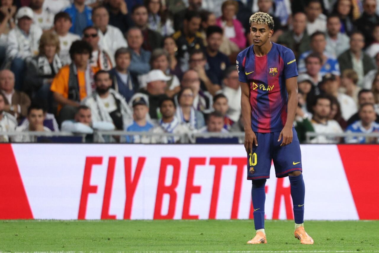 El delantero español #10 del Barcelona, Lamine Yamal, reacciona durante el partido de fútbol de la liga española entre el Real Madrid CF y el FC Barcelona.