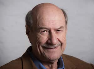 El novelista chileno Antonio Skarmeta posa durante una sesión de fotos en Santiago, el 29 de agosto de 2017. (Foto de Martin BERNETTI / AFP)