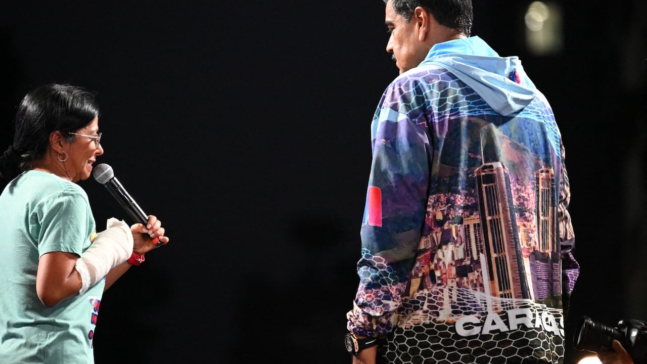 La vicepresidenta de Venezuela, Delcy Rodríguez (i), habla junto al presidente del régimen de Venezuela, Nicolás Maduro, durante una manifestación en Caracas el 4 de julio de 2024