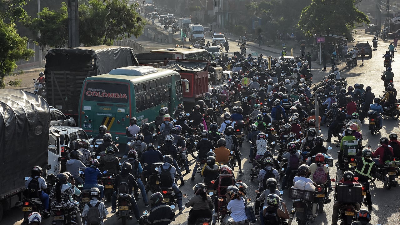Continúan los trancones en la Vía Candelaria, esto debido al gran flujo de vehículos (Motos y Carros) que ingresan a Cali desde el Municipio Vecino, La comunidad reclama con urgencia la habilitación del nuevo puente y así poder lograr descongestionar esta importante vía. Cabe resaltar que los Agentes de tránsito están implementando medidas para lograr una mejor movilidad en el Sector.