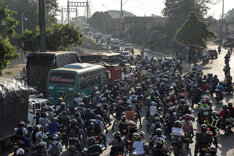 Continúan los trancones en la Vía Candelaria, esto debido al gran flujo de vehículos (Motos y Carros) que ingresan a Cali desde el Municipio Vecino, La comunidad reclama con urgencia la habilitación del nuevo puente y así poder lograr descongestionar esta importante vía. Cabe resaltar que los Agentes de tránsito están implementando medidas para lograr una mejor movilidad en el Sector.