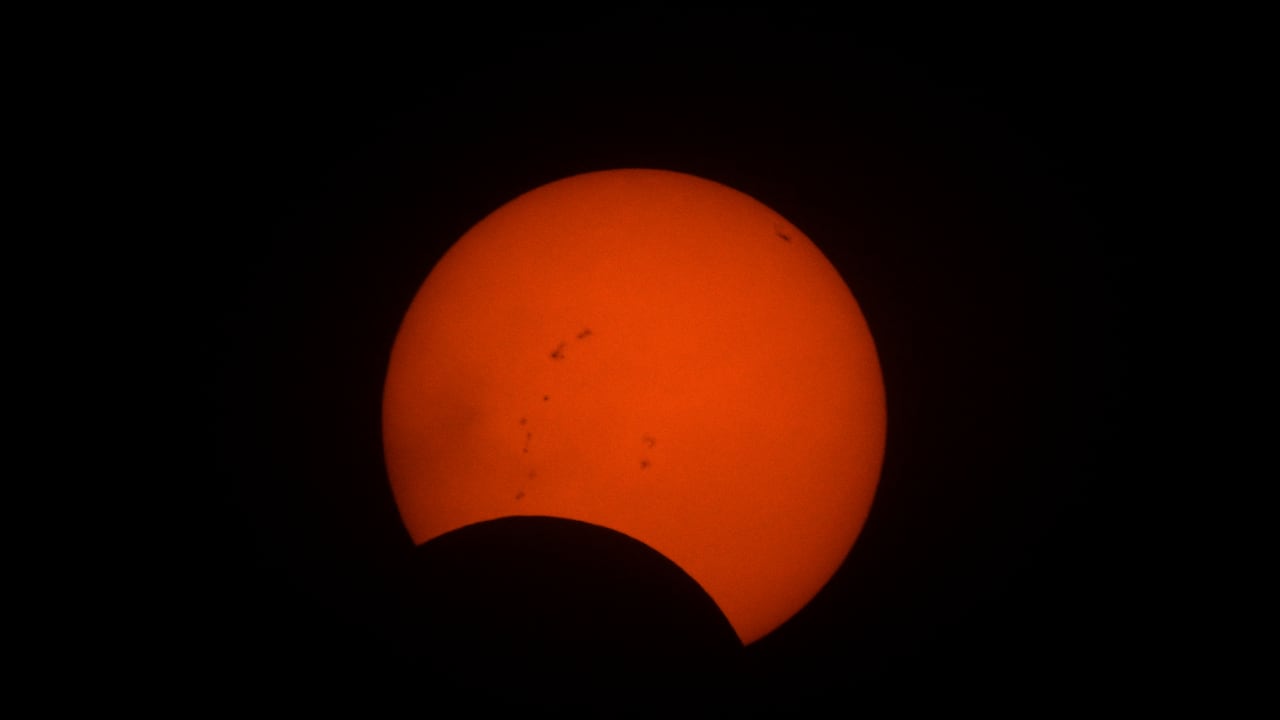 Vista parcial del eclipse anular solar en Puerto San Julián, provincia de Santa Cruz, Argentina.