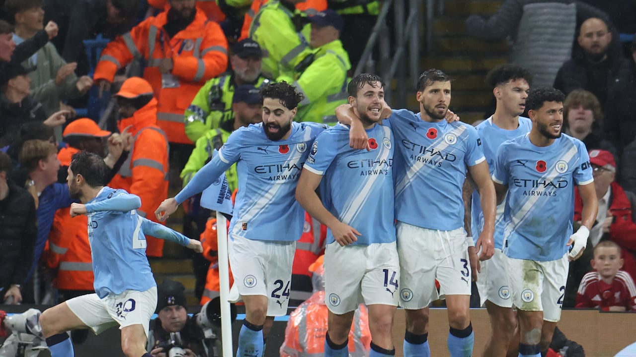 El centrocampista español del Manchester City, Nico González (C), número 14, celebra el segundo gol de su equipo durante el partido de la Premier League inglesa entre el Manchester City y el Liverpool en el Etihad Stadium de Manchester, noroeste de Inglaterra, el 9 de noviembre de 2025. (Foto de Darren Staples / AFP)