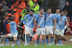 El centrocampista español del Manchester City, Nico González (C), número 14, celebra el segundo gol de su equipo durante el partido de la Premier League inglesa entre el Manchester City y el Liverpool en el Etihad Stadium de Manchester, noroeste de Inglaterra, el 9 de noviembre de 2025. (Foto de Darren Staples / AFP)