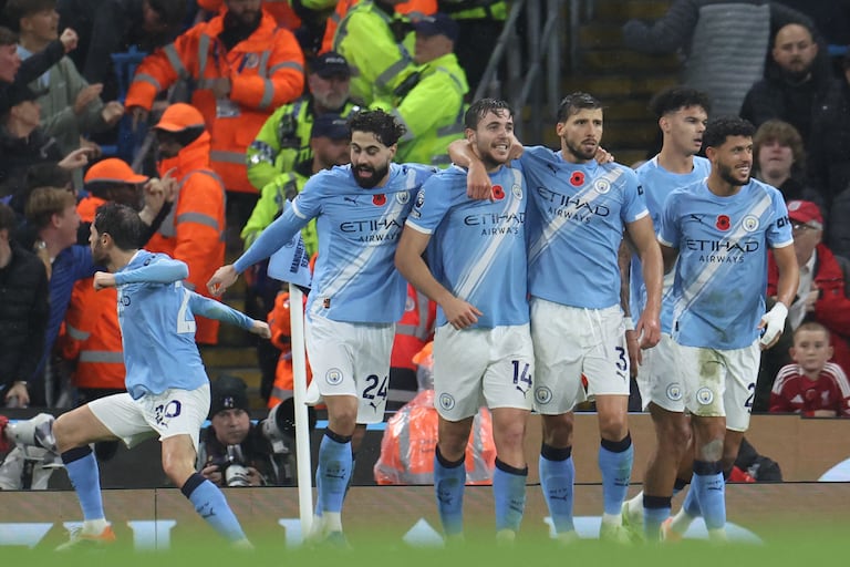 El centrocampista español del Manchester City, Nico González (C), número 14, celebra el segundo gol de su equipo durante el partido de la Premier League inglesa entre el Manchester City y el Liverpool en el Etihad Stadium de Manchester, noroeste de Inglaterra, el 9 de noviembre de 2025. (Foto de Darren Staples / AFP)