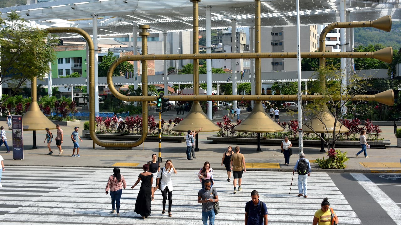 Este es monumento de La Trompeta ubicado en la Plazoleta Jairo Varela en el centro de Cali, frente al CAM.