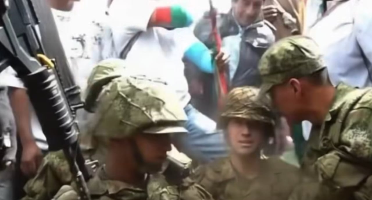 Un tenso episodio se registró en el municipio de Toribío, al norte del departamento del Cauca, luego de que cerca de un centenar de soldados del Ejército Nacional fueran obligados a abandonar una base militar por integrantes de la comunidad indígena nasa.