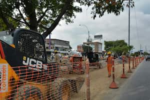 Con retraso avanzan las obras en la Autopista Sur, con el fin de ejecutar obras para el entamboramiento del canal y poder mejorar la movilidad peatonal en ese sector para la Feria de Cali, que se realiza en ese sector.