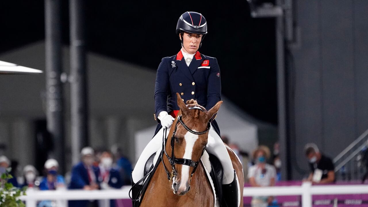 La británica Charlotte Dujardin compiten en la prueba individual ecuestre durante los Juegos Olímpicos de Tokio. (AP Foto/David Goldman, Archivo)