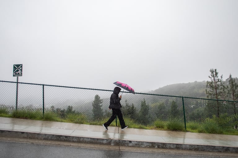 Auroridades del Sur de California están en máxima alerta por fuerte tormenta este 24 de diciembre. (Photo by Apu GOMES / AFP)
