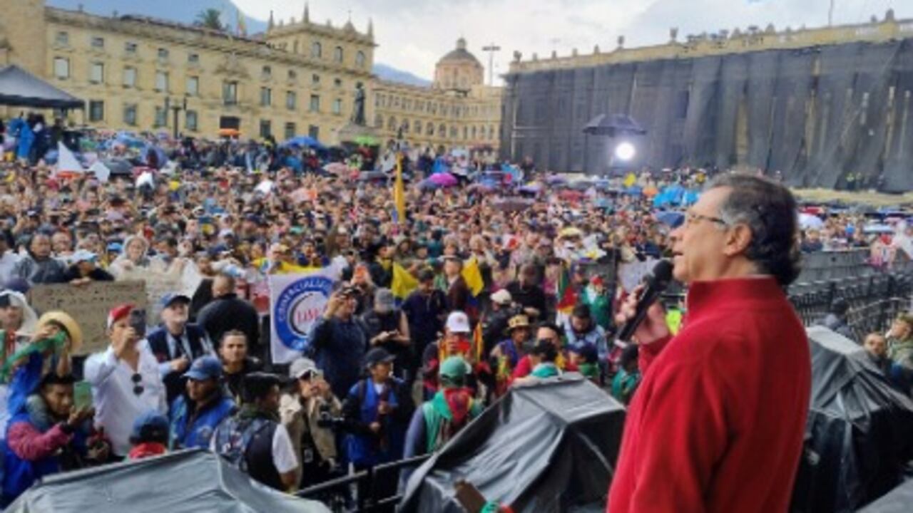 Marchas a favor de la consulta popular para la Reforma a la salud y al trabajo.