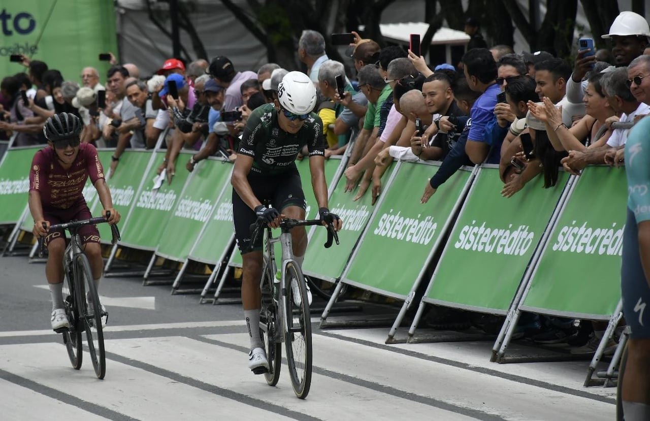 El ciclista risaraldense Kevin Castillo alzó los brazos en Cali tras imponerse en el embalaje final de la quinta etapa del Clásico RCN 2026.