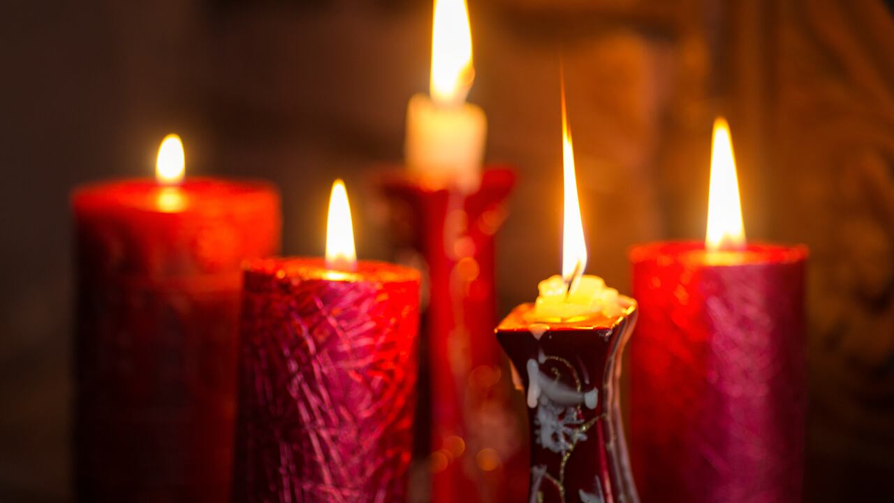 El uso de la vela de los siete arcángeles en un ritual consciente puede ser un viaje transformador hacia la espiritualidad y el autodescubrimiento.