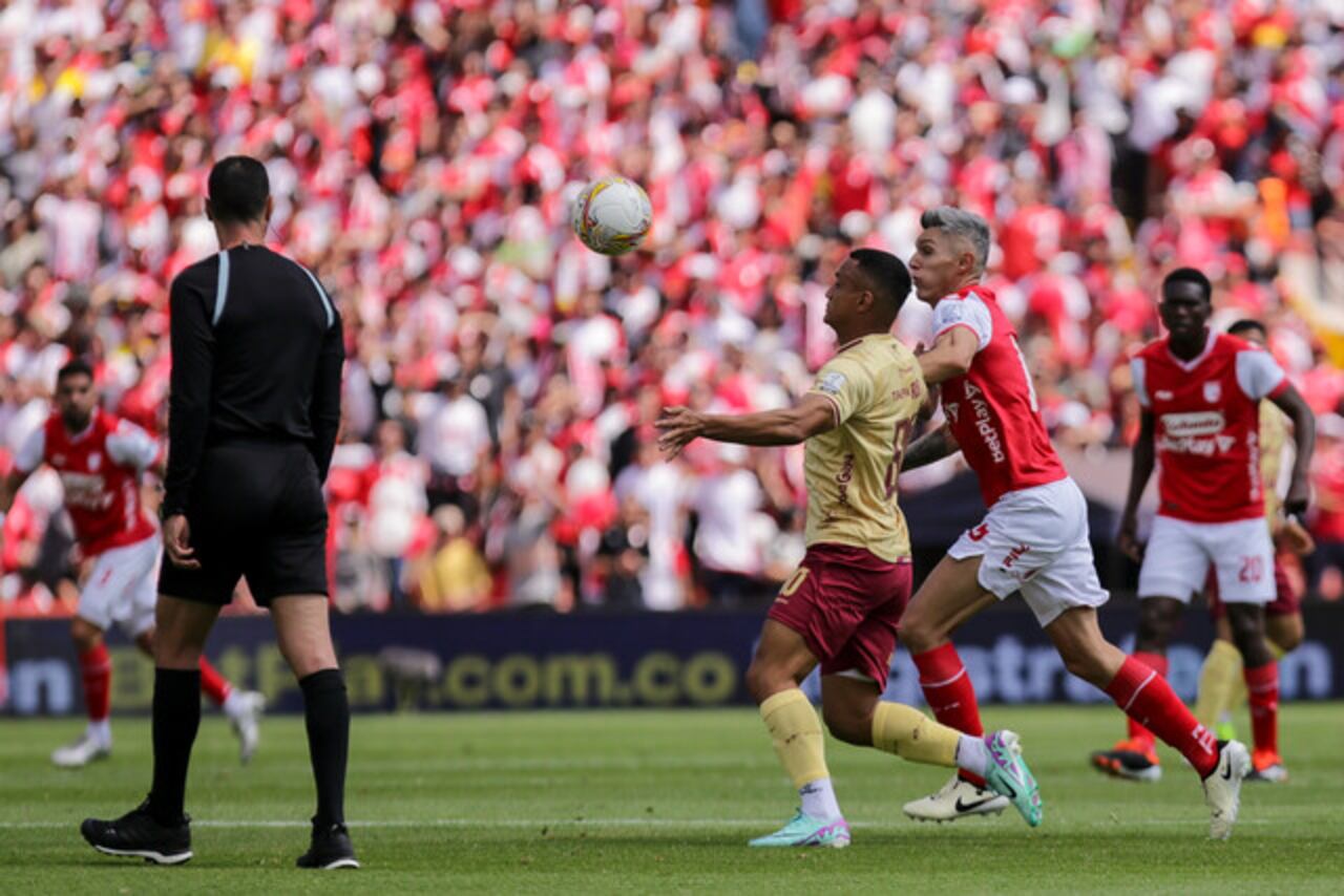 Roldán (izq.) el central del partido entre Santa Fe y Águilas Doradas.