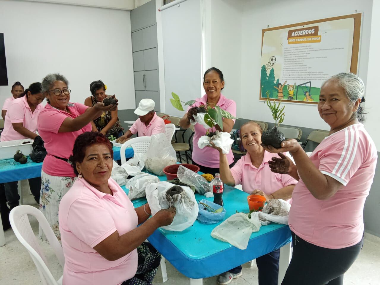 ‘Las chicas de rosa’ son un grupo de señoras y un señor que  destacan por su vestimenta en cada actividad que se hace en pro de las huertas caseras.