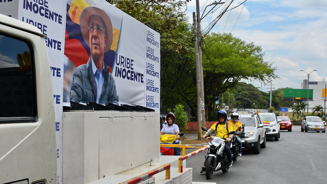 En apoyo al expresidente Álvaro Uribe, en medio del juicio que se adelanta en su contra, cientos de caleños recorrían, en caravana, las principales vías de Cali. Foto Jorge Orozco.