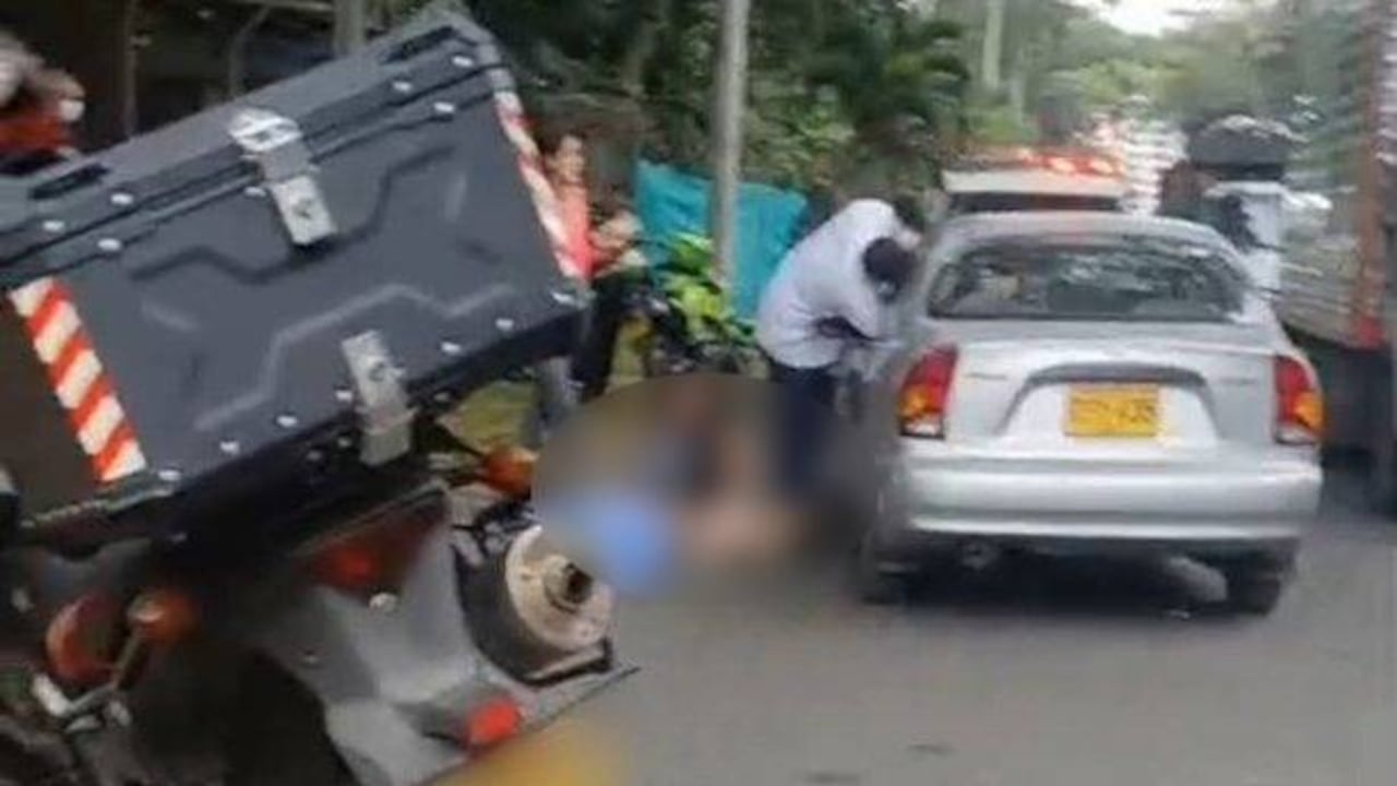 Agentes de la Secretaría de Movilidad de Cali acordonaron el sector del Parque del Avión para investigar.