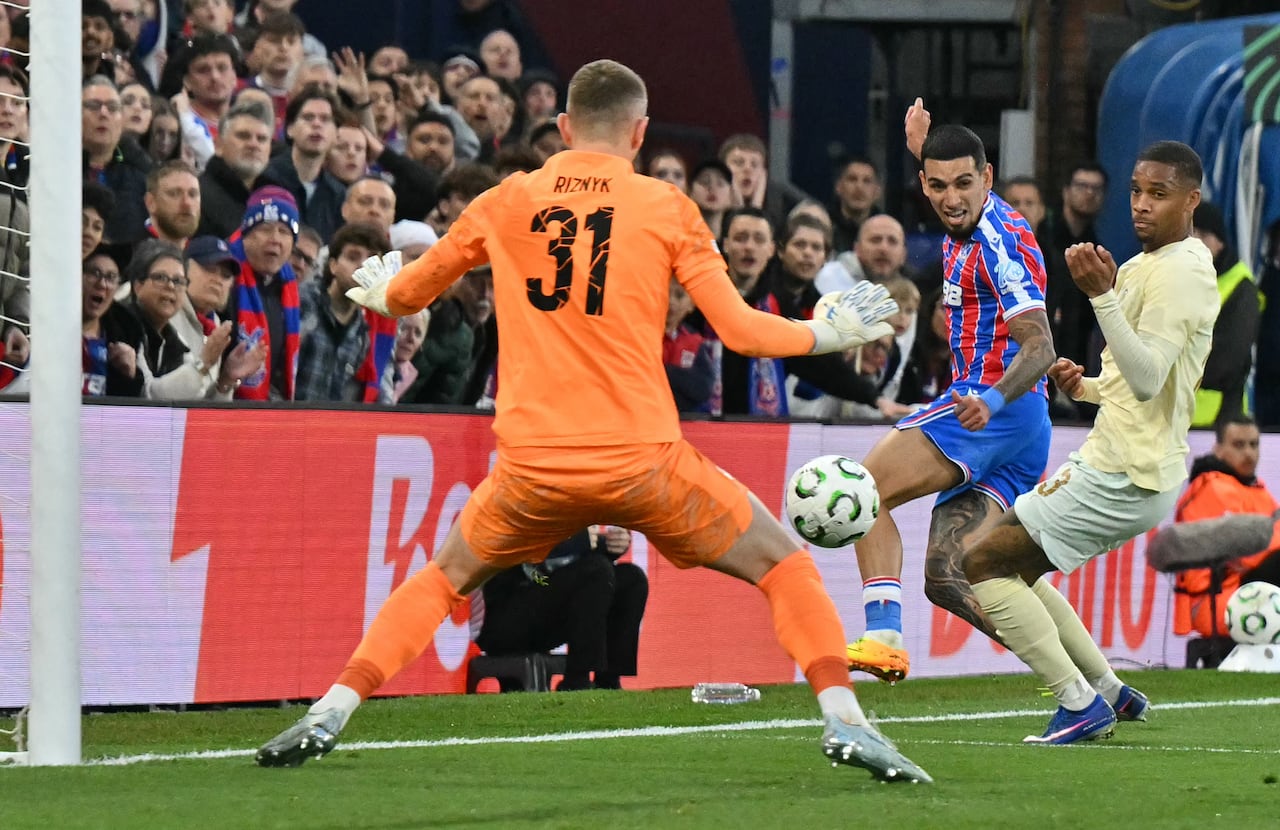 El disparo del defensa colombiano del Crystal Palace, Daniel Muñoz (número 2), se desvía tras rebotar en el defensa brasileño del Shakhtar Donetsk, Pedro Henrique (número 13), para marcar el primer gol del partido de vuelta de las semifinales de la Conferencia UEFA entre el Crystal Palace y el Shakhtar Donetsk en Selhurst Park, Londres, el 7 de mayo de 2026. (Foto de Glyn KIRK / AFP)