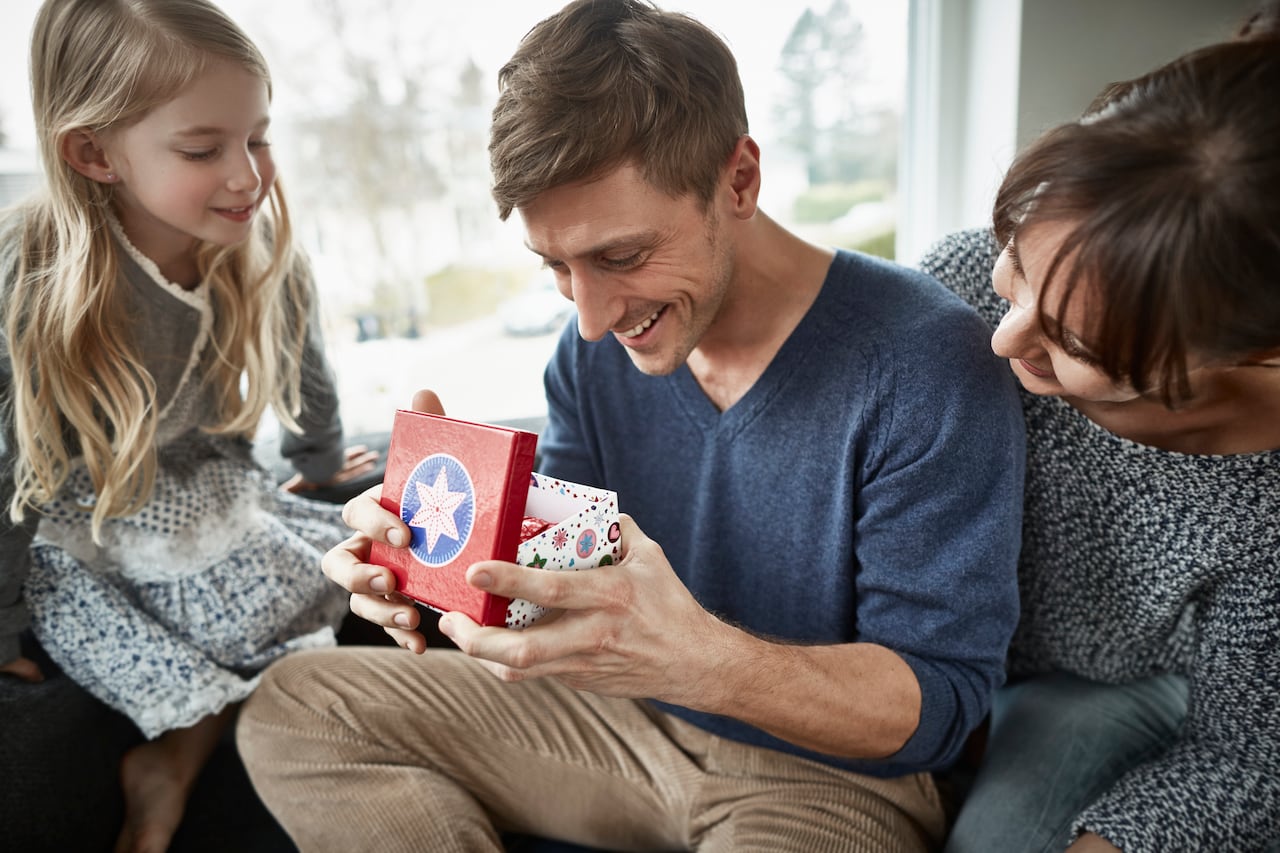 Con la IA como aliada, los hijos e hijas están explorando opciones innovadoras y emocionantes para celebrar la paternidad de una manera especial y significativa.