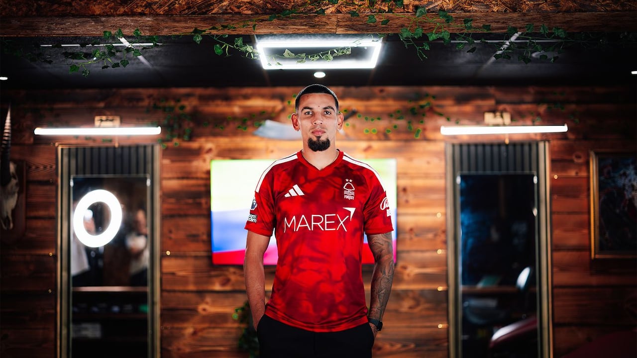 Daniel Muñoz luce los colores del Nottingham Forest, equipo de la Premier League de Inglaterra.